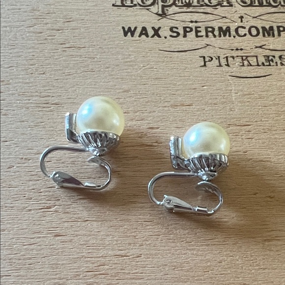 Vintage Napier Classic Pearl Drop Earrings - Cream Pearl Clip ons signed - Picture 3 of 4